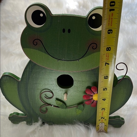 NWOT Frog Birdhouse Green with Red Flower Wood Hanging - Picture 4 of 14